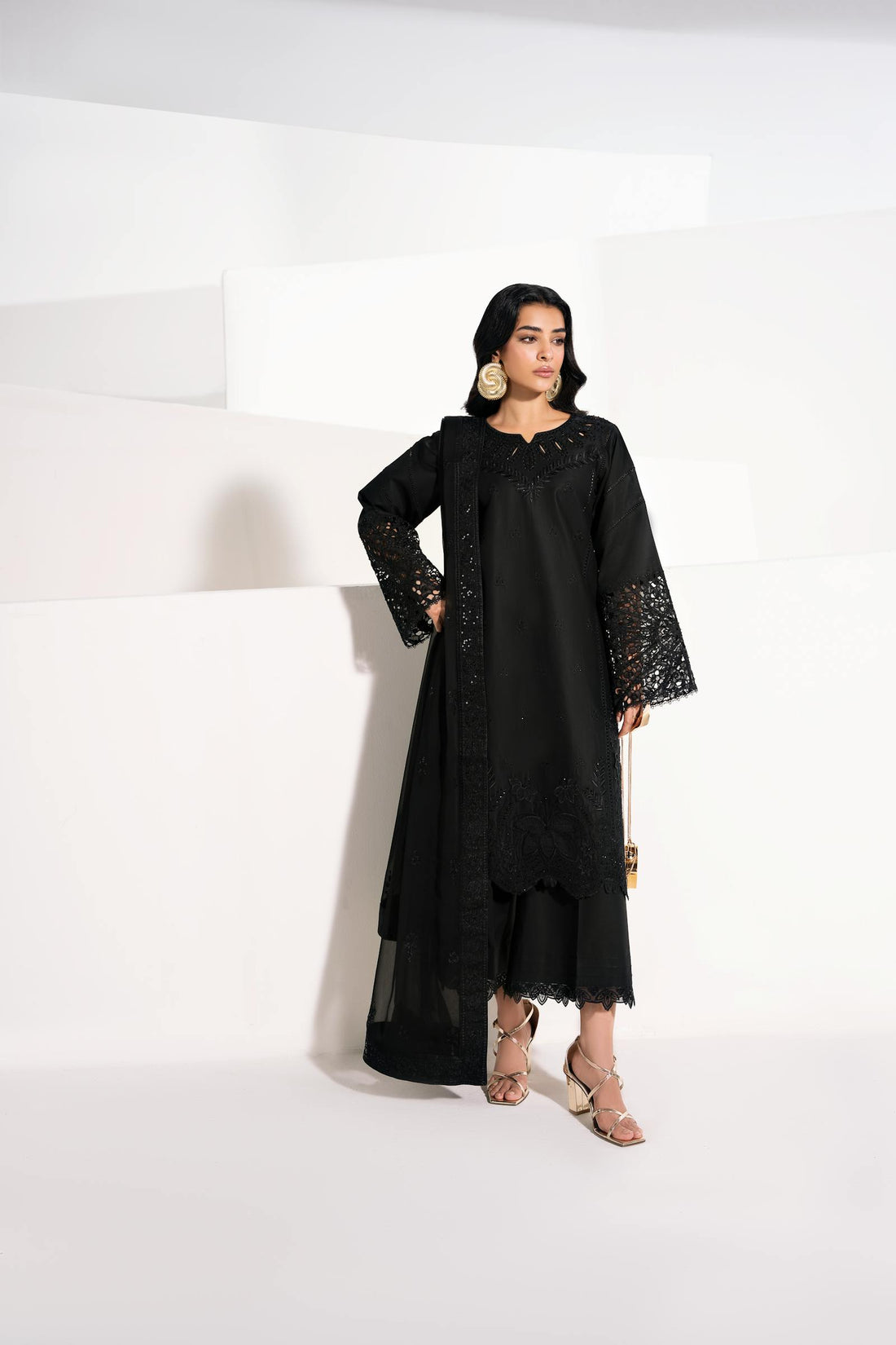 How to style black dresses for beauty