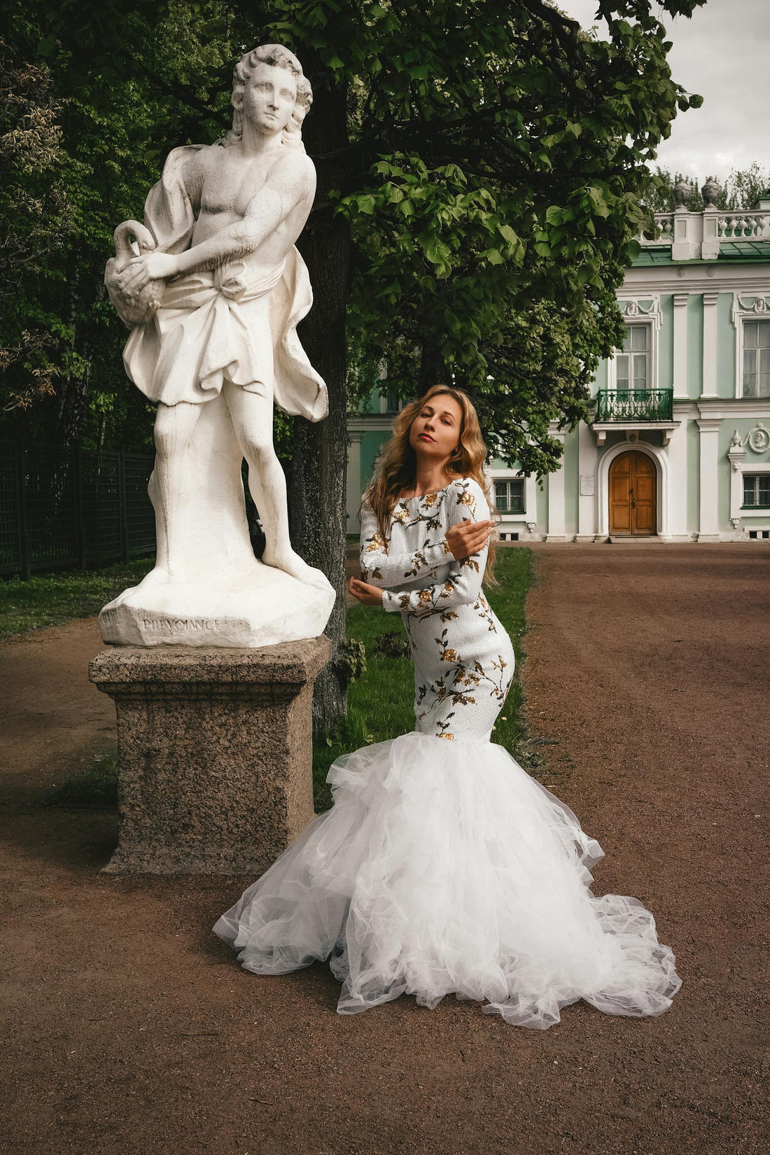 Tips for posing by a statue in a garden