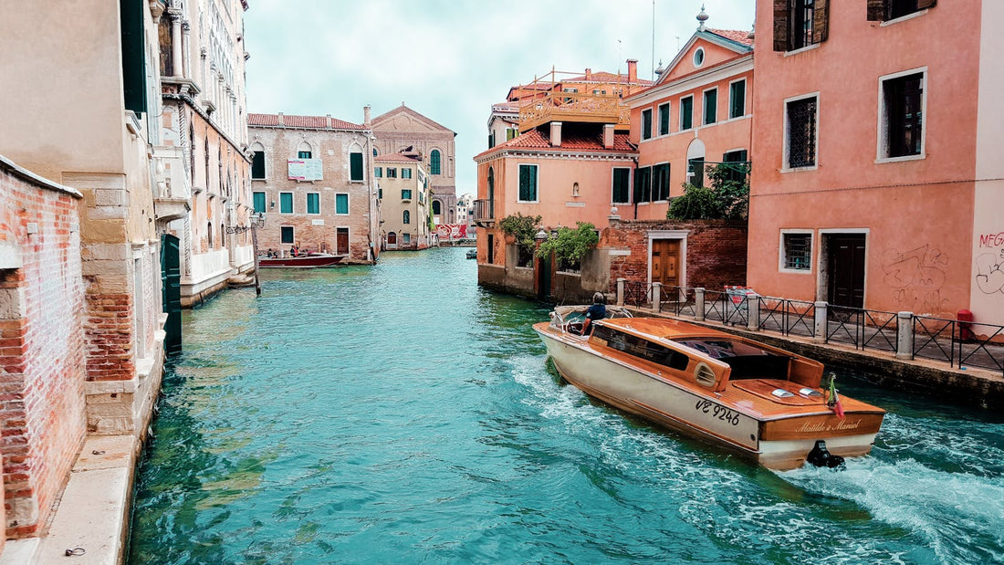 Travel tips for visiting Venice canals by boat