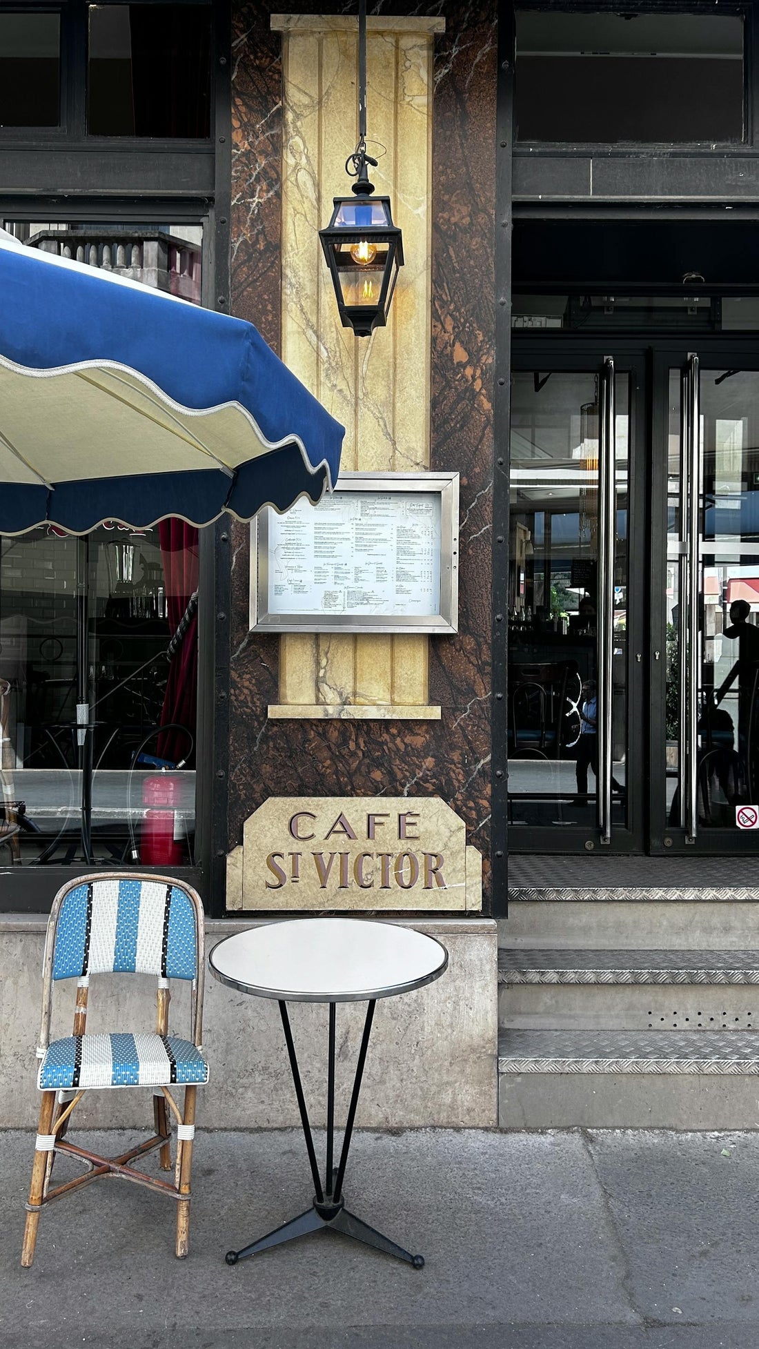 Getting good pictures in Paris cafes