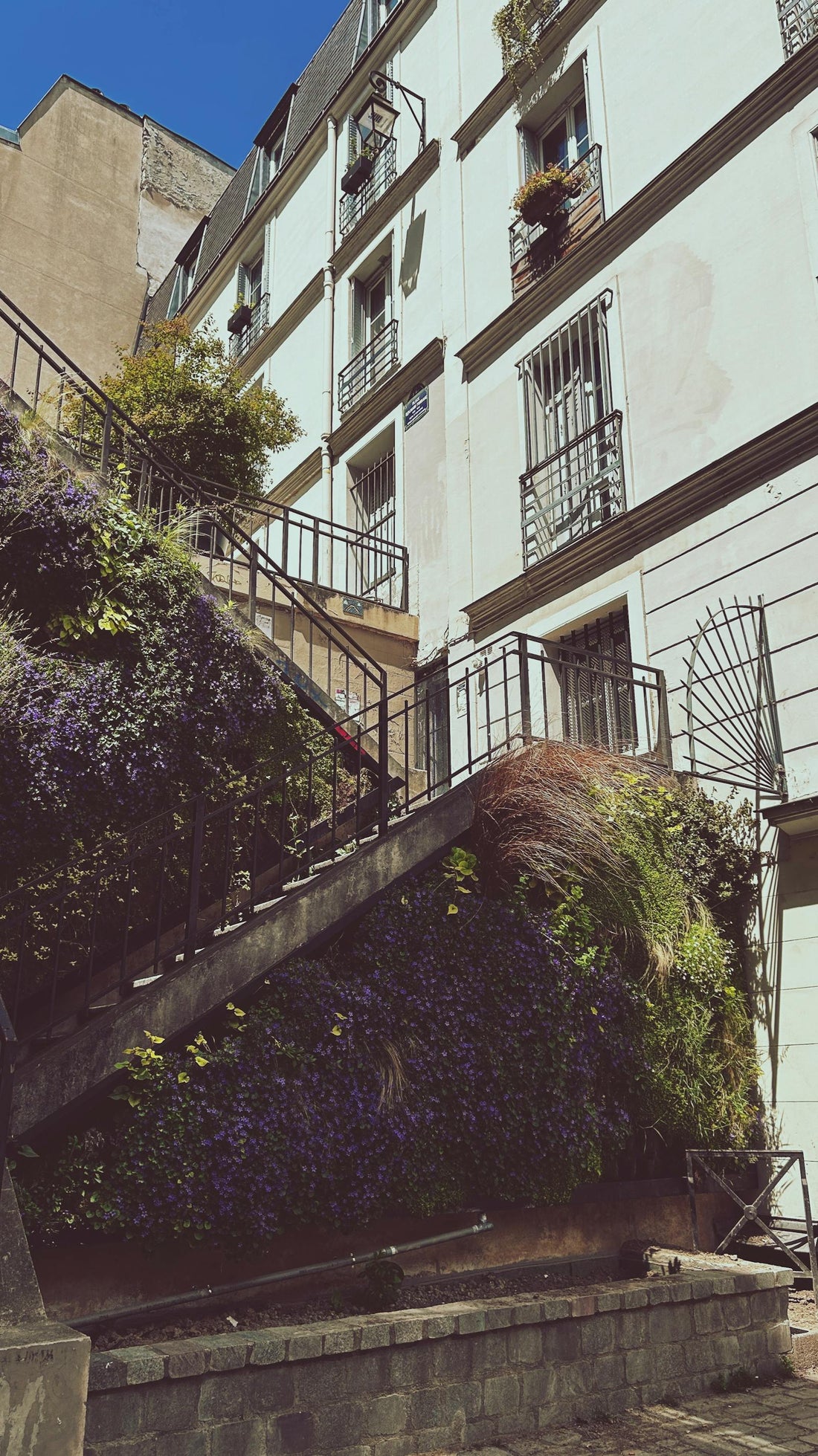 Tips for taking pictures of pretty stairs in Paris